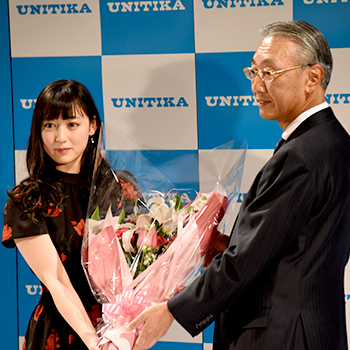 注連社長から花束贈呈「松田莉奈さん、お疲れ様でした」